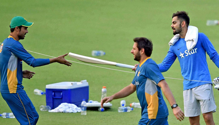 virat-kohli-gives-his-bat-to-amir